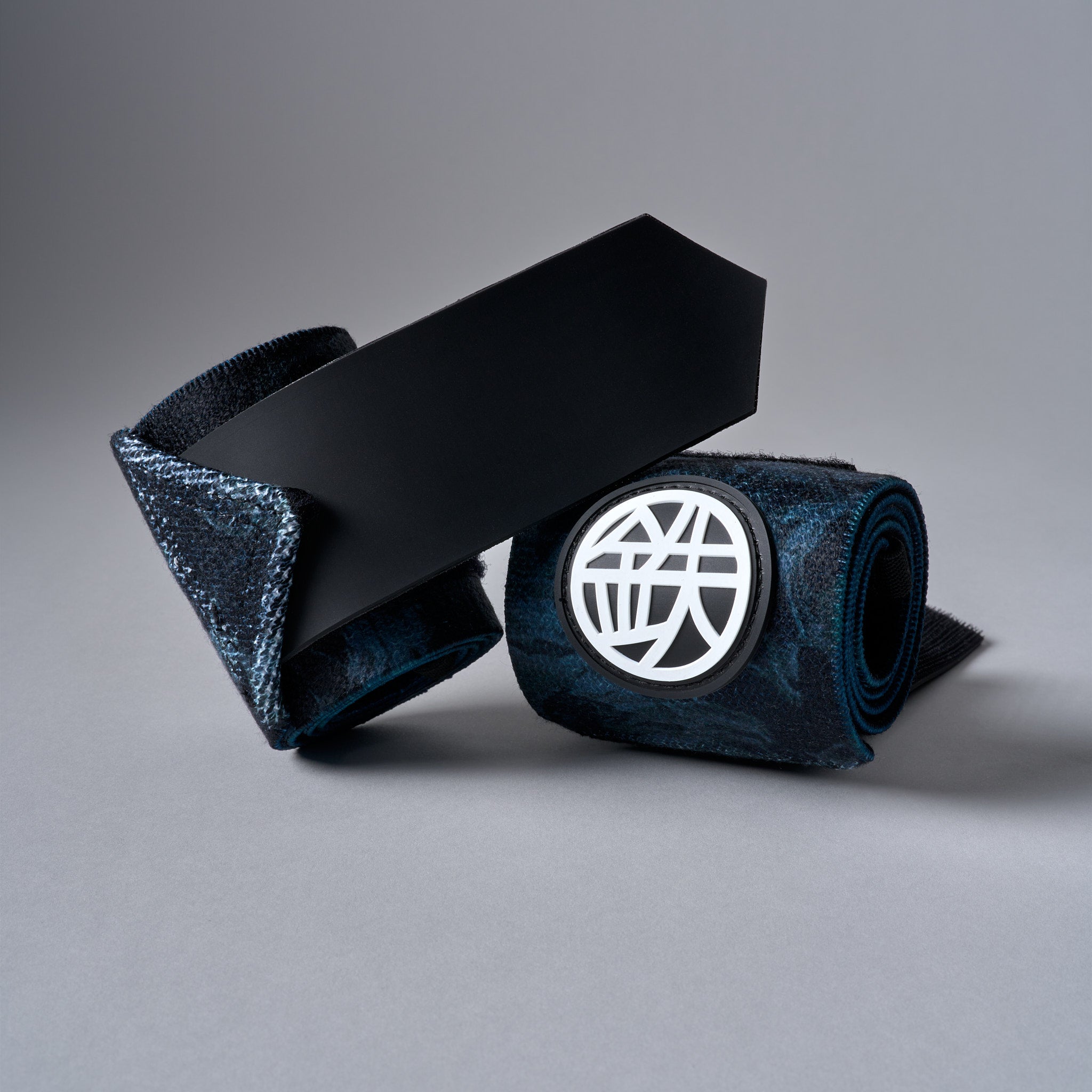 ETERNAL powerlifting wrist wraps in all black