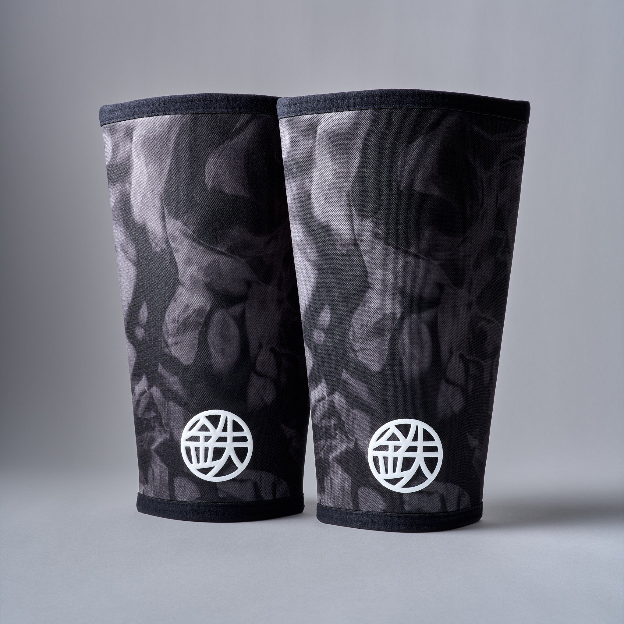 ETERNAL 7mm powerlifting knee sleeves in all black neoprene