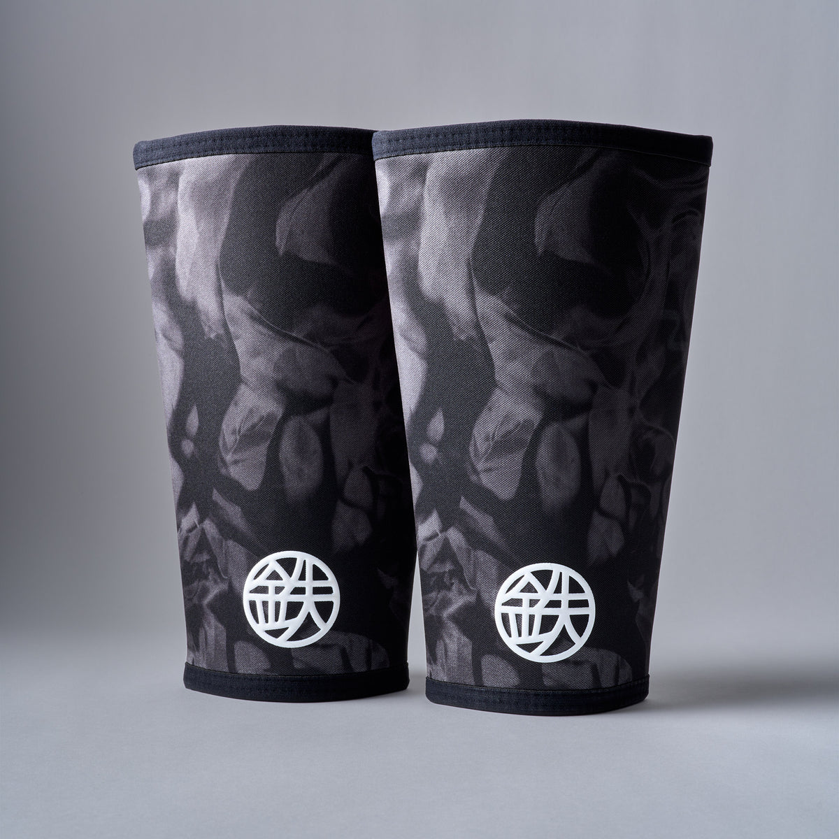 ETERNAL 7mm powerlifting knee sleeves in all black neoprene